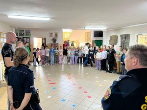 spotkanie policjantki w szkole z dziećmi