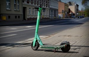 stojąca hulajnoga na chodniku