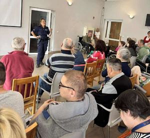 policjantka prowadzi spotkanie z seniorami