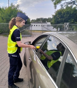zdjęcie policjanta badającego stan trzeźwości