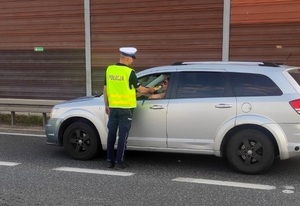zdjęcie policjanta badającego stan trzeźwości