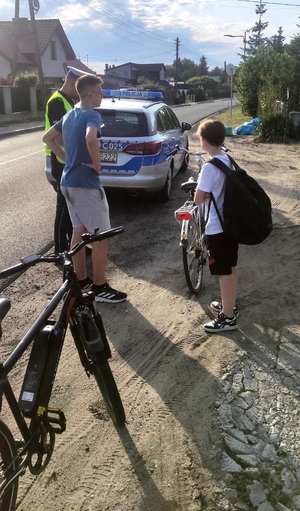 zdjęcie policjanta z rowerzystami
