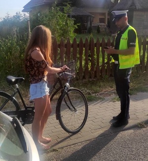 zdjęcie policjanta z rowerzystą