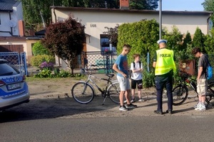 zdjęcie policjanta z rowerzystami