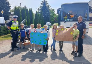 policjanci  z dziećmi