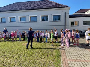 policjantka na spotkaniu z dziećmi