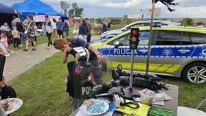 policjantka z dzieckiem na festynie