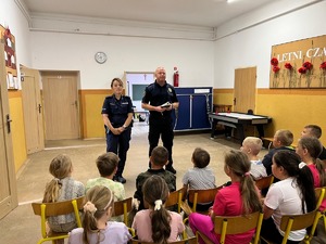 policjant na spotkaniu w szkole