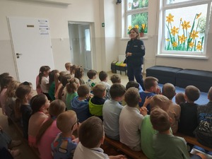 policjantka na spotkaniu w szkole