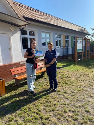 policjantka z nauczycielem