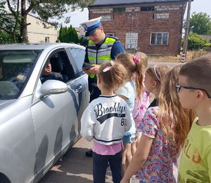 policjant podczas kontroli drogowej