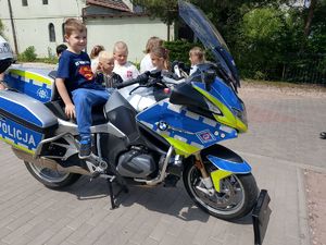 dzieci na motocyklu