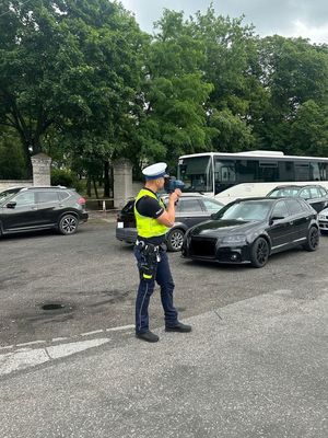 policjant mierzący prędkość