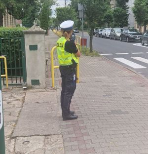 policjantka obserwuje drogę