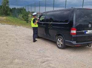 policjantka kontroluje zatrzymanego kierowcę pojazdu