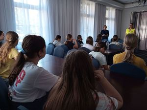 Policjantka i Pracownik Stacji Sanitarno Epidemiologicznej na spotkaniu z młodzieżą