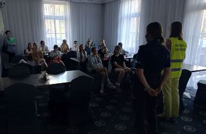 Policjantka z Panią ze Stacji Sanitarno Epidemiologicznej  prowadzi pogadankę profilaktyczna
