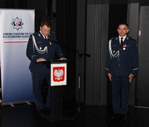 Komendant przemawia przy mównicy