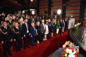 goście siedzą w sali kinowej