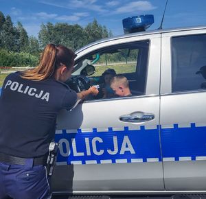 policjantka wręcza odblask dziecku