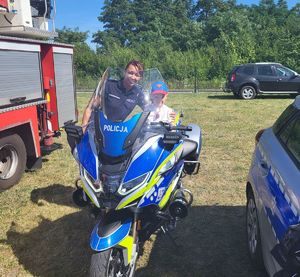 dziecko siedzi na motocyklu policyjnym