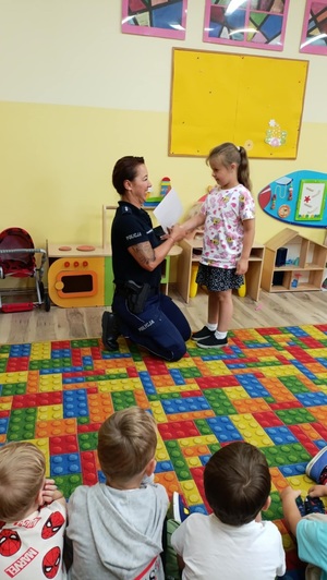 przedszkolak wręcza policjantce dyplom
