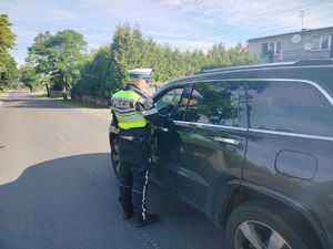 policjant sprawdza trzeźwość kierowcy