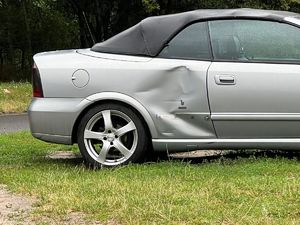 uszkodzony opel z bocznej strony