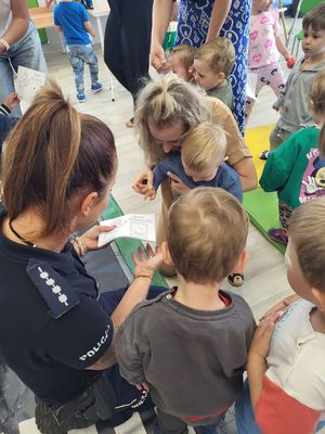 policjantka pokazuje dziecku książeczkę