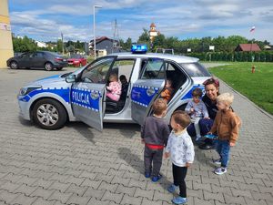 dzieci oglądają radiowóz