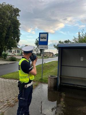 policjant mierzący prędkość