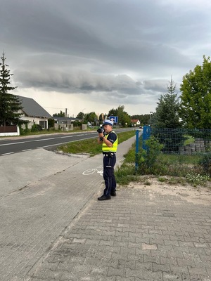 policjant mierzący prędkość