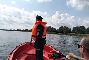 policjant patrolujący akwen wodny