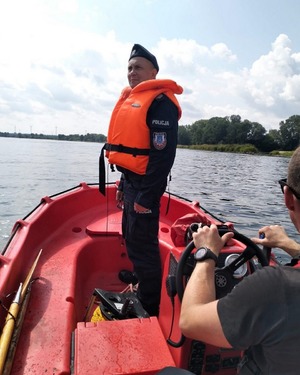 policjant patrolujący akwen wodny
