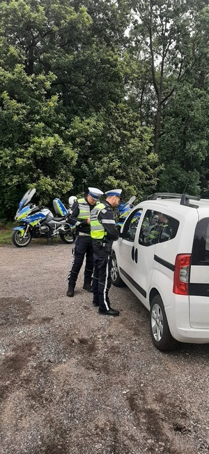 policjanci podczas kontroli drogowej