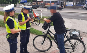 Policjantki podczas kontroli rowerzysty