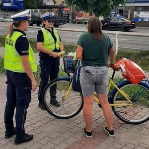 Policjantki podczas kontroli rowerzysty