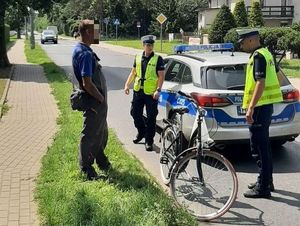 Policjanci podczas kontroli rowerzysty
