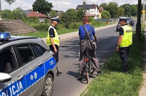 Policjanci podczas kontroli rowerzysty