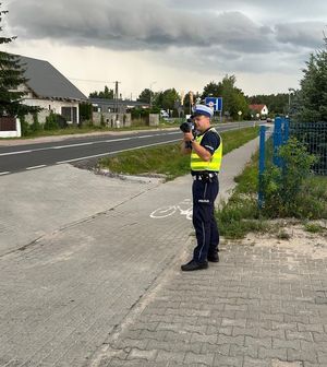 Policjant mierzy prędkość na drodze