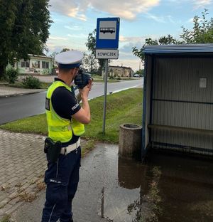 Policjant trzyma urządzenie do pomiaru predkości