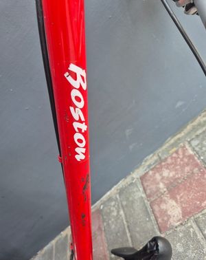 Czerwona rama roweru z białym napisem&quot;Boston&quot;