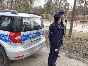 policjanci obserwują plac zabaw