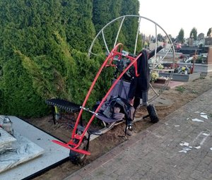 Motoparalotnia na cmentarzu