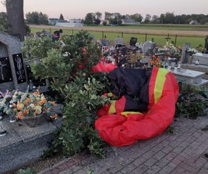 Motoparalotnia na cmentarzu