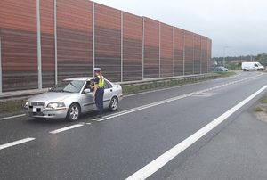 policjantka kontroluje trzeźwość kierującego samochodem osobowym