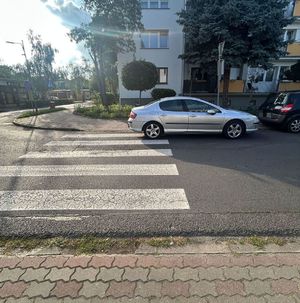 samochód osobowy stoi na przejściu dla pieszych