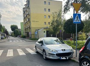 samochód osobowy stoi w rejonie skrzyżowania na przejściu dla pieszych