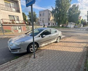 samochód osobowy stoi przy znaku przejście dla pieszych