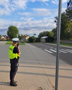 policjantka mierzy prędkość w rejonie przejścia dla pieszych
